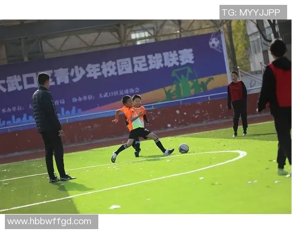 小朋友们与足球巨星共成长 热血赛场背后的故事与梦想 小朋友们与足球巨星共成长 热血赛场背后的故事与梦想